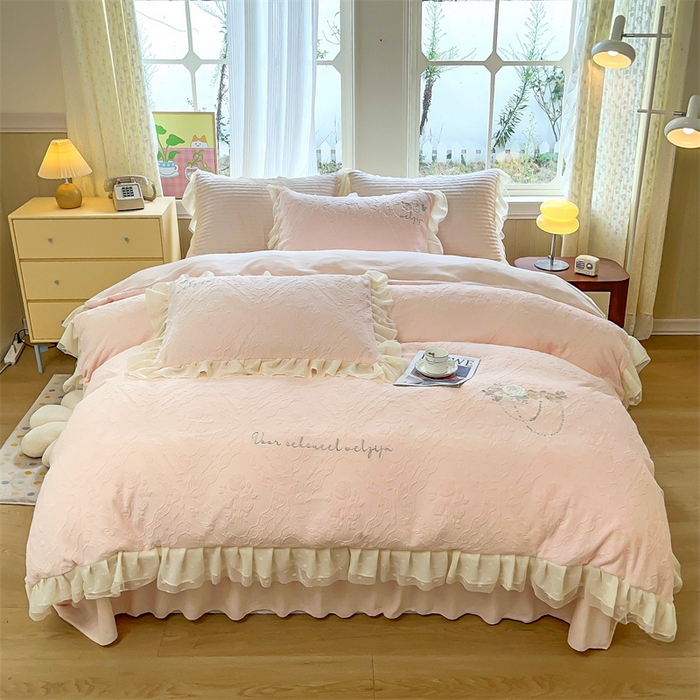 91家纺网 家纺一手货源 找家纺 （总）木兰花 2025新款纯色雕花全消光牛奶绒 床盖款四件套-玫瑰花园系列