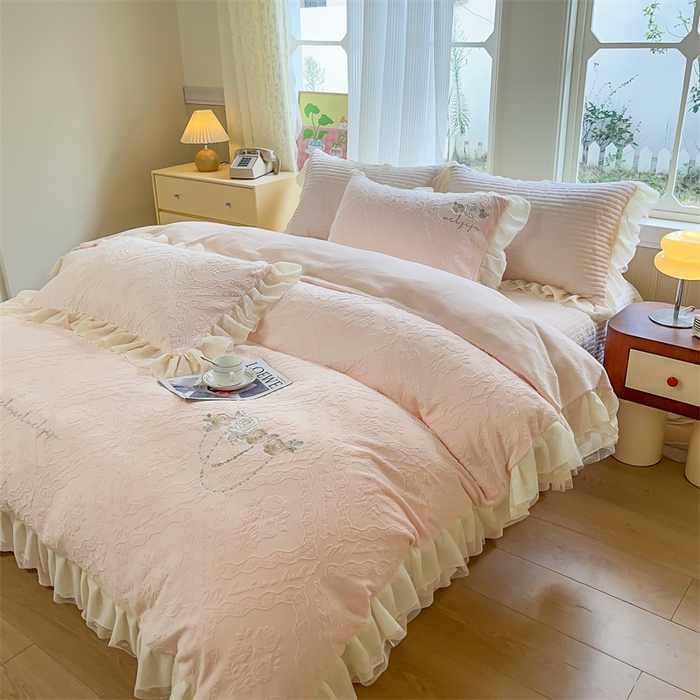91家纺网 家纺一手货源 找家纺 （总）木兰花 2025新款纯色雕花全消光牛奶绒 床盖款四件套-玫瑰花园系列