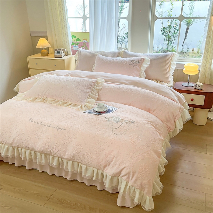 91家纺网 家纺一手货源 找家纺 （总）木兰花 2025新款纯色雕花全消光牛奶绒 床盖款四件套-玫瑰花园系列