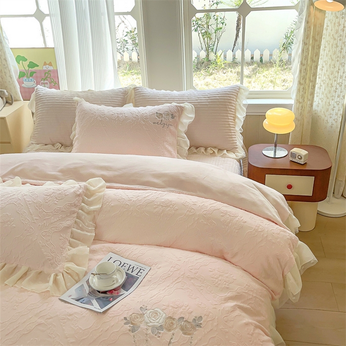 91家纺网 家纺一手货源 找家纺 （总）木兰花 2025新款纯色雕花全消光牛奶绒 床盖款四件套-玫瑰花园系列