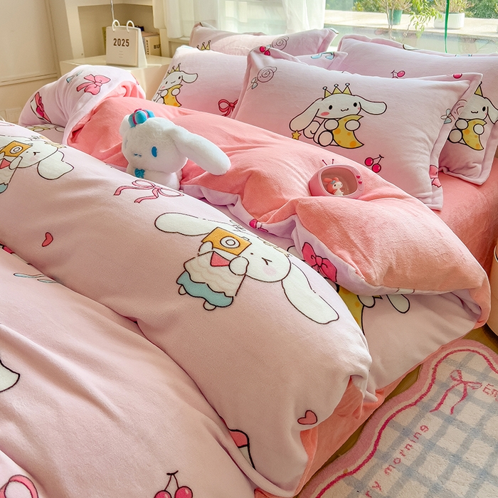 91家纺网 家纺一手货源 找家纺 云恋家纺 2025新款亲肤舒适卡通牛奶绒活性印染四件套 甜甜玉桂狗-粉色