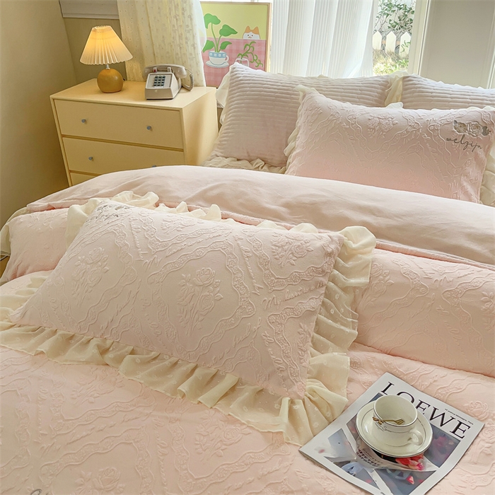 91家纺网 家纺一手货源 找家纺 木兰花 2025新款纯色雕花全消光牛奶绒 床盖款四件套-玫瑰花园系列 玫瑰花园 粉玉