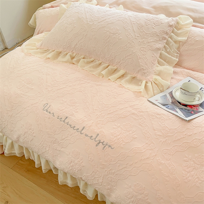 91家纺网 家纺一手货源 找家纺 木兰花 2025新款纯色雕花全消光牛奶绒 床盖款四件套-玫瑰花园系列 玫瑰花园 粉玉