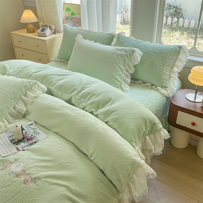 91家纺网 家纺一手货源 找家纺 木兰花 2025新款纯色雕花全消光牛奶绒 床盖款四件套-玫瑰花园系列 玫瑰花园 香草绿