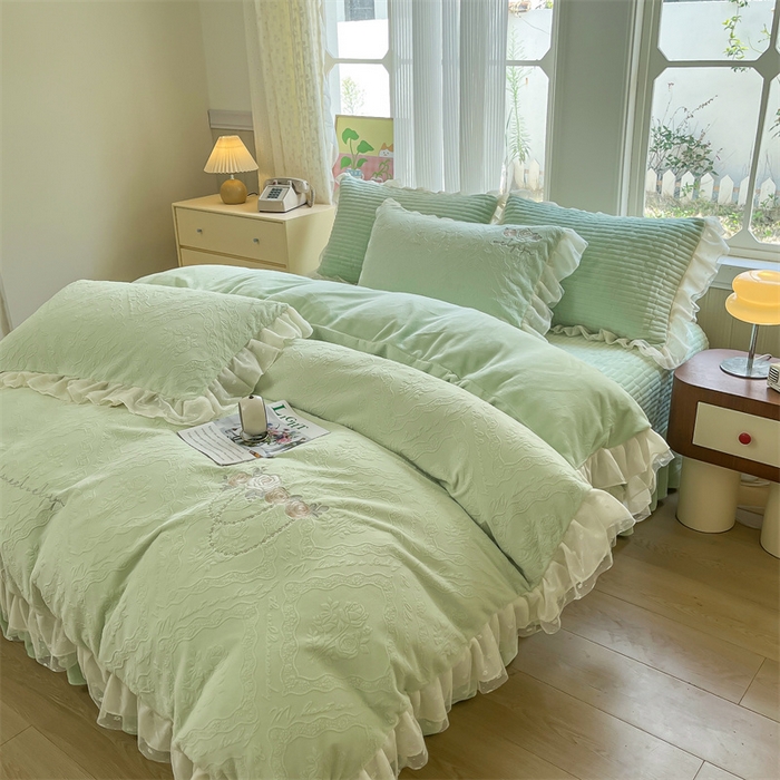91家纺网 家纺一手货源 找家纺 木兰花 2025新款纯色雕花全消光牛奶绒 床盖款四件套-玫瑰花园系列 玫瑰花园 香草绿