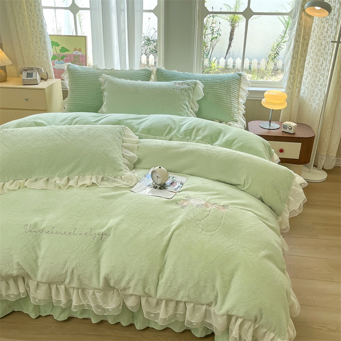 91家纺网 家纺一手货源 找家纺 木兰花 2025新款纯色雕花全消光牛奶绒 床盖款四件套-玫瑰花园系列 玫瑰花园 香草绿