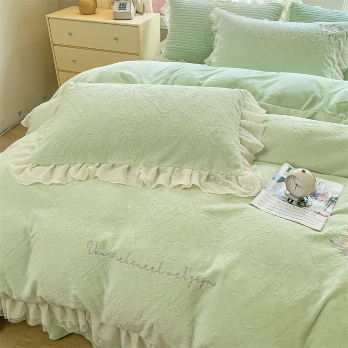 91家纺网 家纺一手货源 找家纺 木兰花 2025新款纯色雕花全消光牛奶绒 床盖款四件套-玫瑰花园系列 玫瑰花园 香草绿