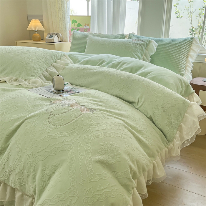 91家纺网 家纺一手货源 找家纺 木兰花 2025新款纯色雕花全消光牛奶绒 床盖款四件套-玫瑰花园系列 玫瑰花园 香草绿