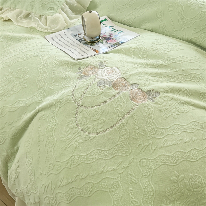 91家纺网 家纺一手货源 找家纺 木兰花 2025新款纯色雕花全消光牛奶绒 床盖款四件套-玫瑰花园系列 玫瑰花园 香草绿