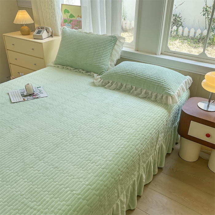 91家纺网 家纺一手货源 找家纺 木兰花 2025新款纯色雕花全消光牛奶绒 床盖款四件套-玫瑰花园系列 玫瑰花园 香草绿