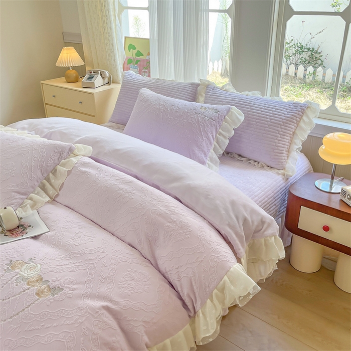 91家纺网 家纺一手货源 找家纺 木兰花 2025新款纯色雕花全消光牛奶绒 床盖款四件套-玫瑰花园系列 玫瑰花园 香芋紫