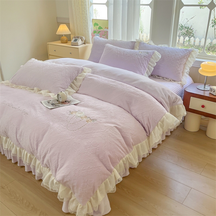 91家纺网 家纺一手货源 找家纺 木兰花 2025新款纯色雕花全消光牛奶绒 床盖款四件套-玫瑰花园系列 玫瑰花园 香芋紫