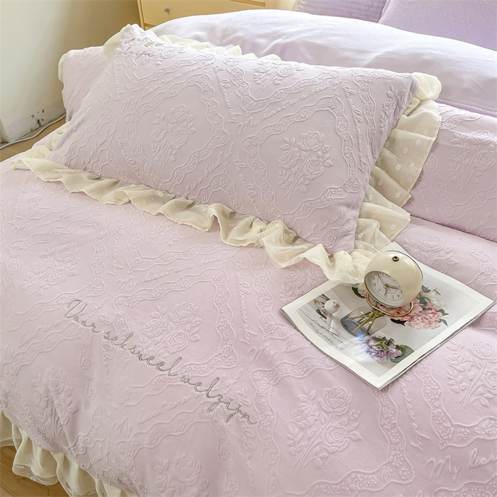 91家纺网 家纺一手货源 找家纺 木兰花 2025新款纯色雕花全消光牛奶绒 床盖款四件套-玫瑰花园系列 玫瑰花园 香芋紫