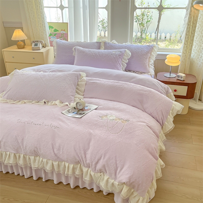 91家纺网 家纺一手货源 找家纺 木兰花 2025新款纯色雕花全消光牛奶绒 床盖款四件套-玫瑰花园系列 玫瑰花园 香芋紫