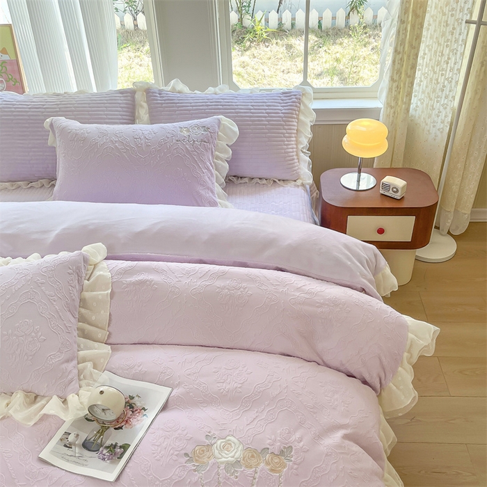 91家纺网 家纺一手货源 找家纺 木兰花 2025新款纯色雕花全消光牛奶绒 床盖款四件套-玫瑰花园系列 玫瑰花园 香芋紫