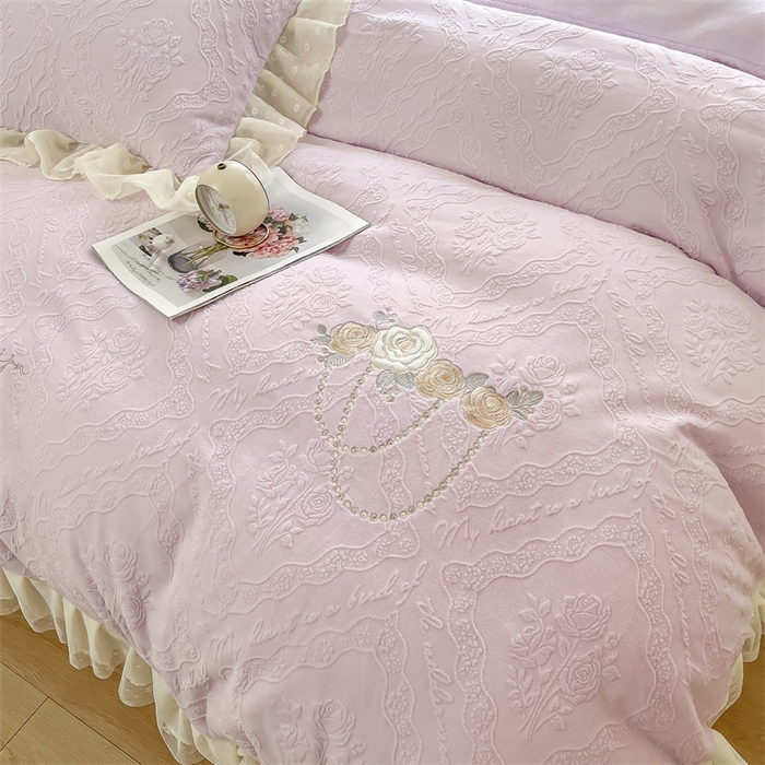 91家纺网 家纺一手货源 找家纺 木兰花 2025新款纯色雕花全消光牛奶绒 床盖款四件套-玫瑰花园系列 玫瑰花园 香芋紫