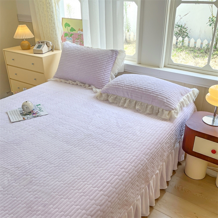 91家纺网 家纺一手货源 找家纺 木兰花 2025新款纯色雕花全消光牛奶绒 床盖款四件套-玫瑰花园系列 玫瑰花园 香芋紫