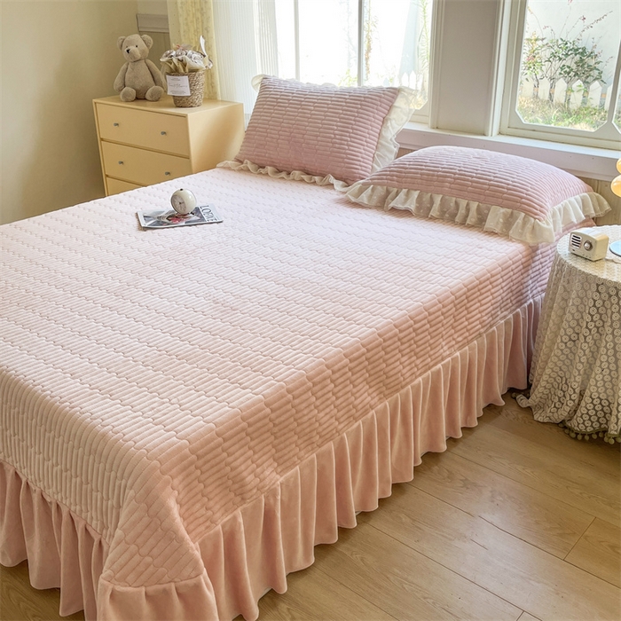 91家纺网 家纺一手货源 找家纺 木兰花 2025新款纯色雕花全消光牛奶绒 床盖款四件套-玫瑰花园系列 玫瑰花园 胭脂粉