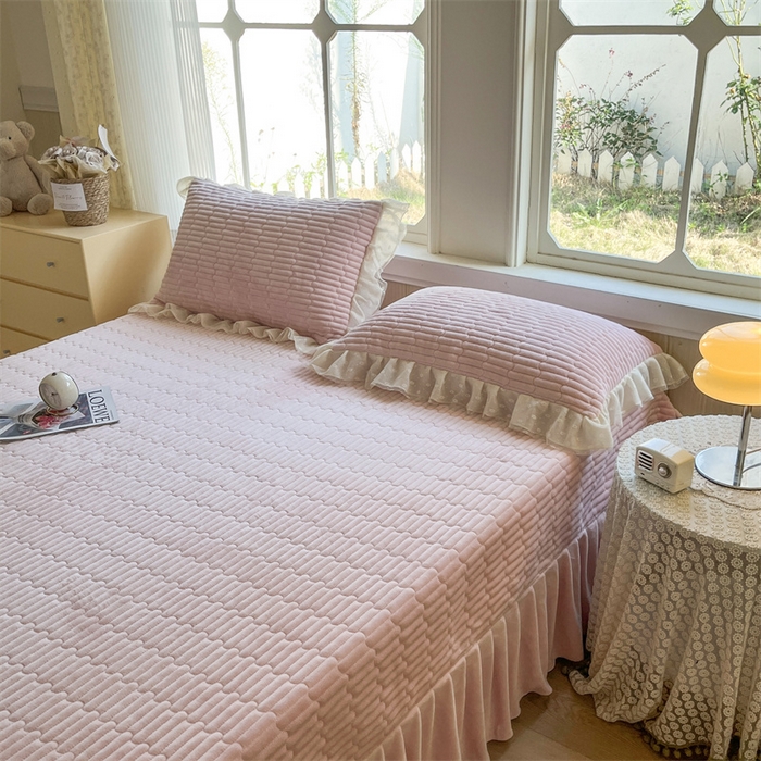 91家纺网 家纺一手货源 找家纺 木兰花 2025新款纯色雕花全消光牛奶绒 床盖款四件套-玫瑰花园系列 玫瑰花园 胭脂粉