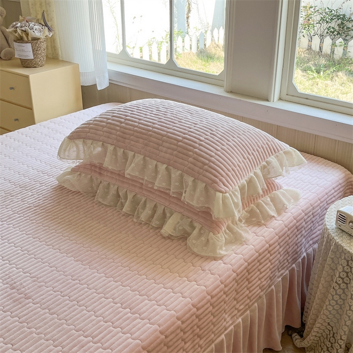 91家纺网 家纺一手货源 找家纺 木兰花 2025新款纯色雕花全消光牛奶绒 床盖款四件套-玫瑰花园系列 玫瑰花园 胭脂粉