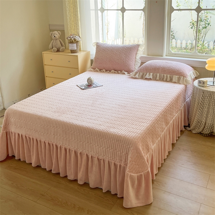 91家纺网 家纺一手货源 找家纺 木兰花 2025新款纯色雕花全消光牛奶绒 床盖款四件套-玫瑰花园系列 玫瑰花园 胭脂粉