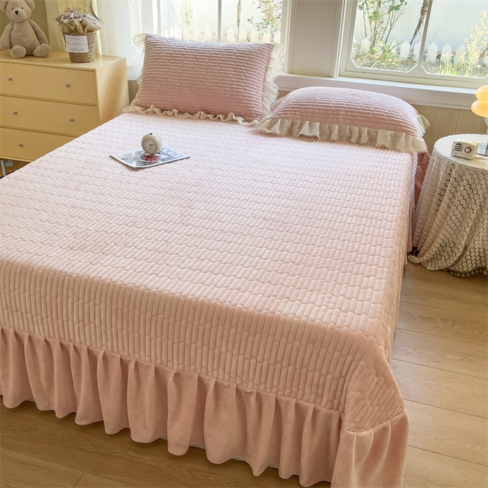 91家纺网 家纺一手货源 找家纺 木兰花 2025新款纯色雕花全消光牛奶绒 床盖款四件套-玫瑰花园系列 玫瑰花园 胭脂粉