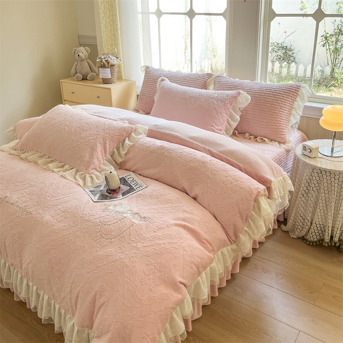 91家纺网 家纺一手货源 找家纺 木兰花 2025新款纯色雕花全消光牛奶绒 床盖款四件套-玫瑰花园系列 玫瑰花园 胭脂粉