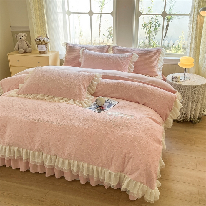 91家纺网 家纺一手货源 找家纺 木兰花 2025新款纯色雕花全消光牛奶绒 床盖款四件套-玫瑰花园系列 玫瑰花园 胭脂粉