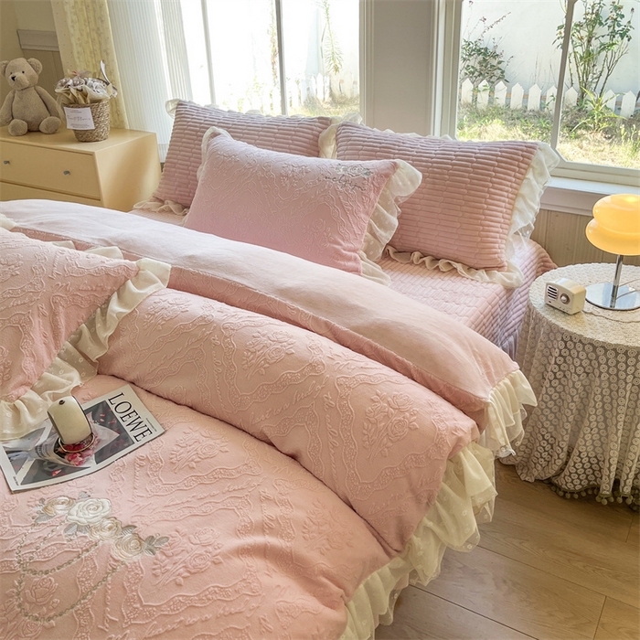 91家纺网 家纺一手货源 找家纺 木兰花 2025新款纯色雕花全消光牛奶绒 床盖款四件套-玫瑰花园系列 玫瑰花园 胭脂粉