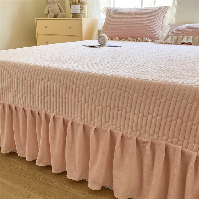 91家纺网 家纺一手货源 找家纺 木兰花 2025新款纯色雕花全消光牛奶绒 床盖款四件套-玫瑰花园系列 玫瑰花园 胭脂粉