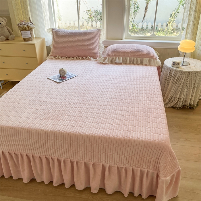 91家纺网 家纺一手货源 找家纺 木兰花 2025新款纯色雕花全消光牛奶绒 床盖款四件套-玫瑰花园系列 玫瑰花园 胭脂粉