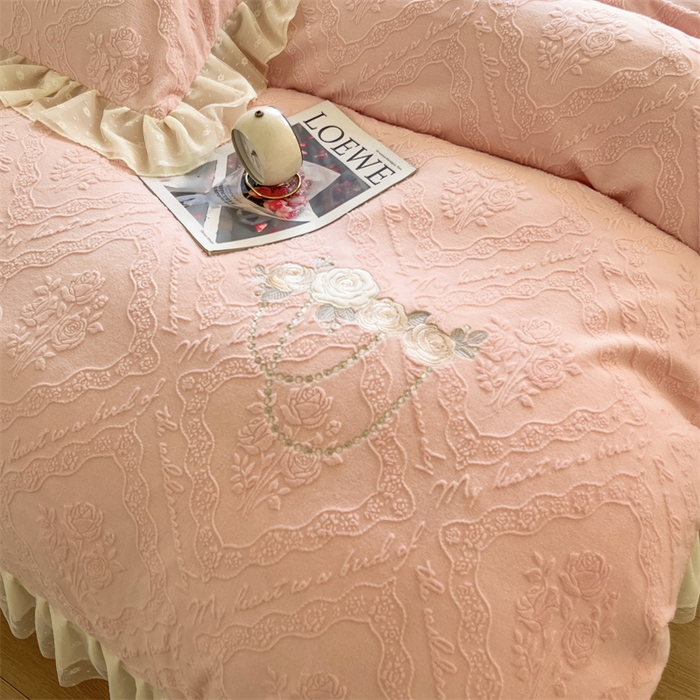91家纺网 家纺一手货源 找家纺 木兰花 2025新款纯色雕花全消光牛奶绒 床盖款四件套-玫瑰花园系列 玫瑰花园 胭脂粉