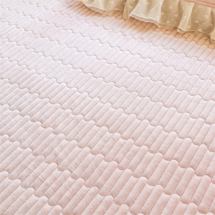 91家纺网 家纺一手货源 找家纺 木兰花 2025新款纯色雕花全消光牛奶绒 床盖款四件套-玫瑰花园系列 玫瑰花园 胭脂粉