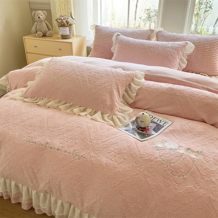 91家纺网 家纺一手货源 找家纺 木兰花 2025新款纯色雕花全消光牛奶绒 床盖款四件套-玫瑰花园系列 玫瑰花园 胭脂粉