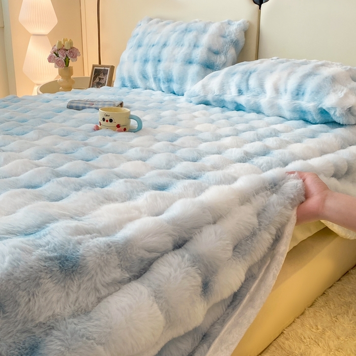 91家纺网 家纺一手货源 找家纺 麒东家纺 2025新款泡泡绒兔毛绒床单 流彩蓝