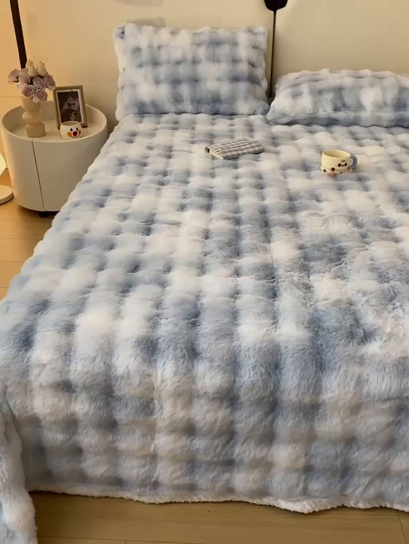 91家纺网 家纺一手货源 找家纺 麒东家纺 2025新款泡泡绒兔毛绒床单 流彩蓝