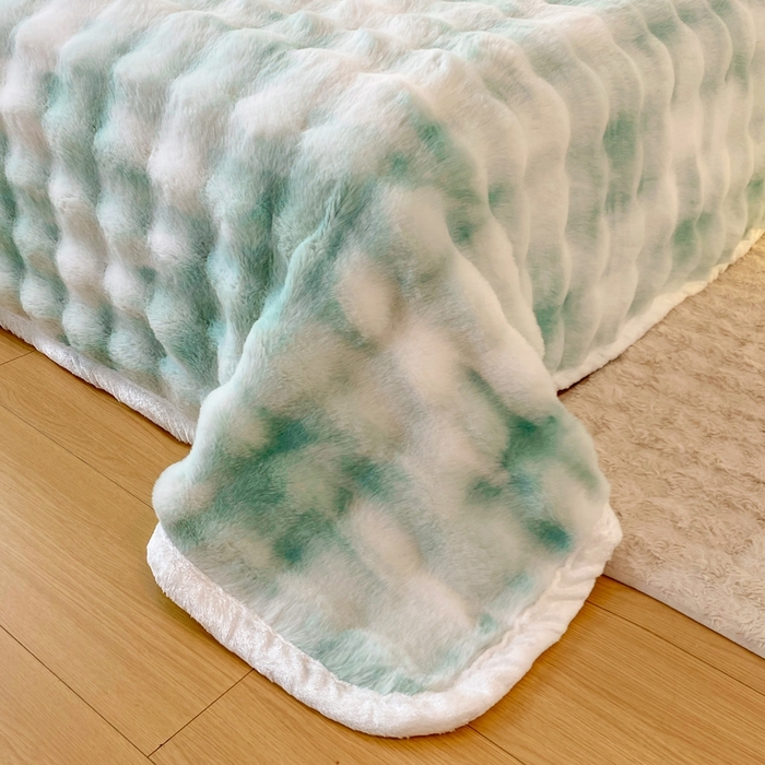 91家纺网 家纺一手货源 找家纺 麒东家纺 2025新款泡泡绒兔毛绒床单 流彩绿