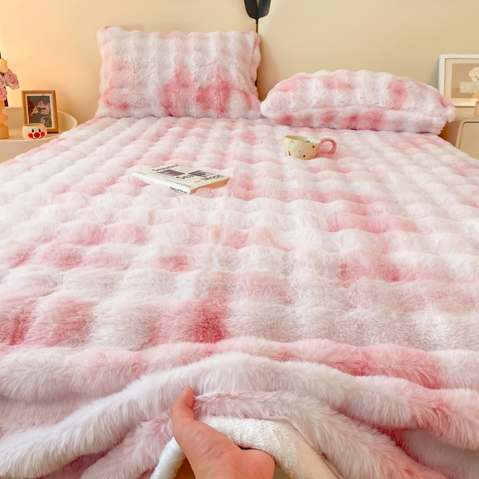 91家纺网 家纺一手货源 找家纺 麒东家纺 2025新款泡泡绒兔毛绒床单 流彩粉