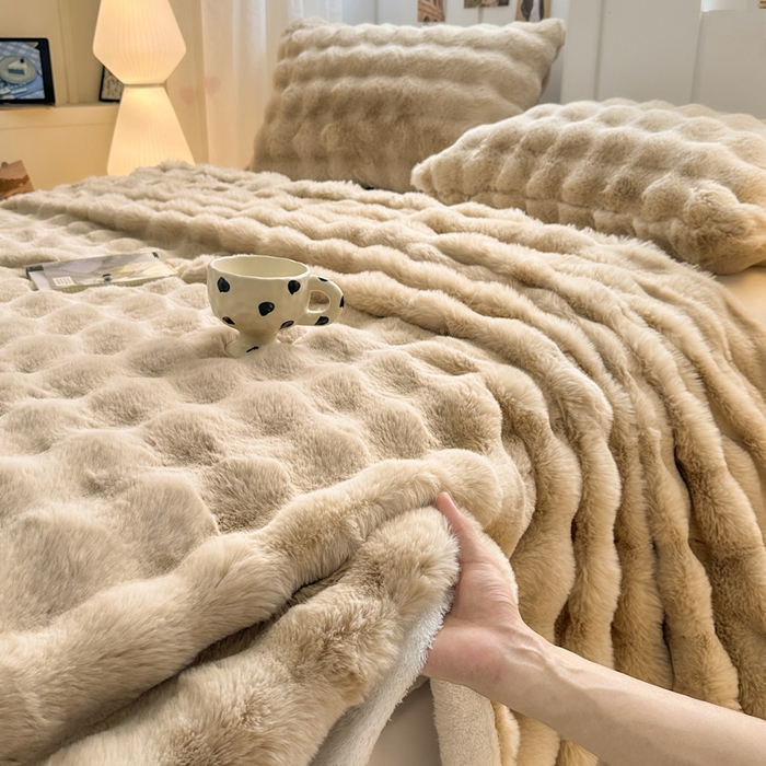 91家纺网 家纺一手货源 找家纺 麒东家纺 2025新款泡泡绒兔毛绒床单 咖色