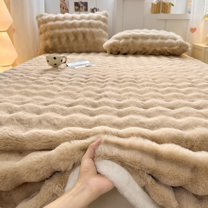 91家纺网 家纺一手货源 找家纺 麒东家纺 2025新款泡泡绒兔毛绒床单 咖色
