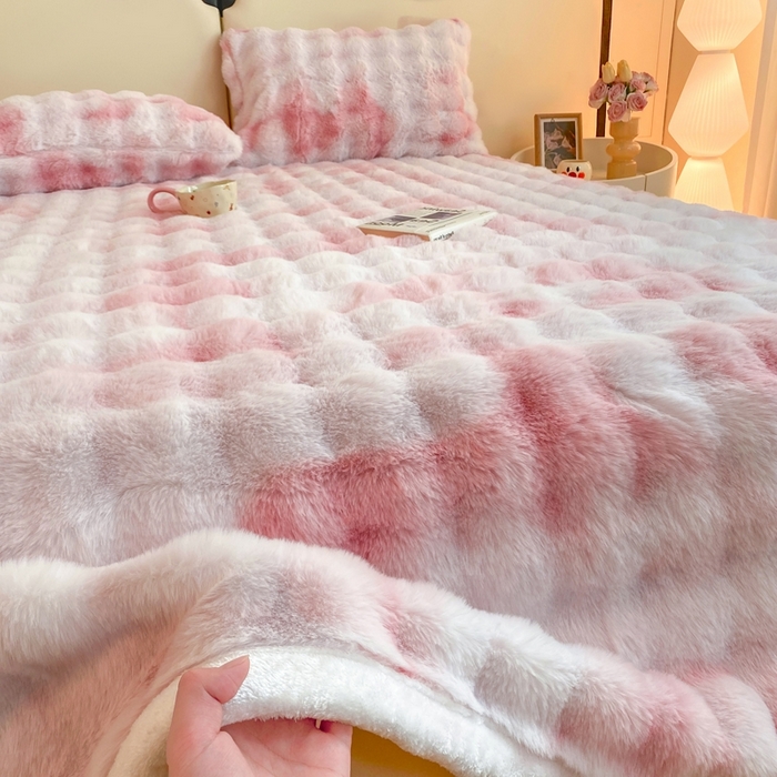 91家纺网 家纺一手货源 找家纺 麒东家纺 2025新款泡泡绒兔毛绒床单 流彩粉