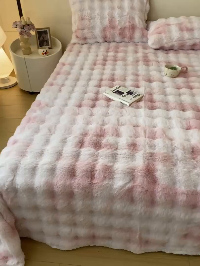 91家纺网 家纺一手货源 找家纺 麒东家纺 2025新款泡泡绒兔毛绒床单 流彩粉