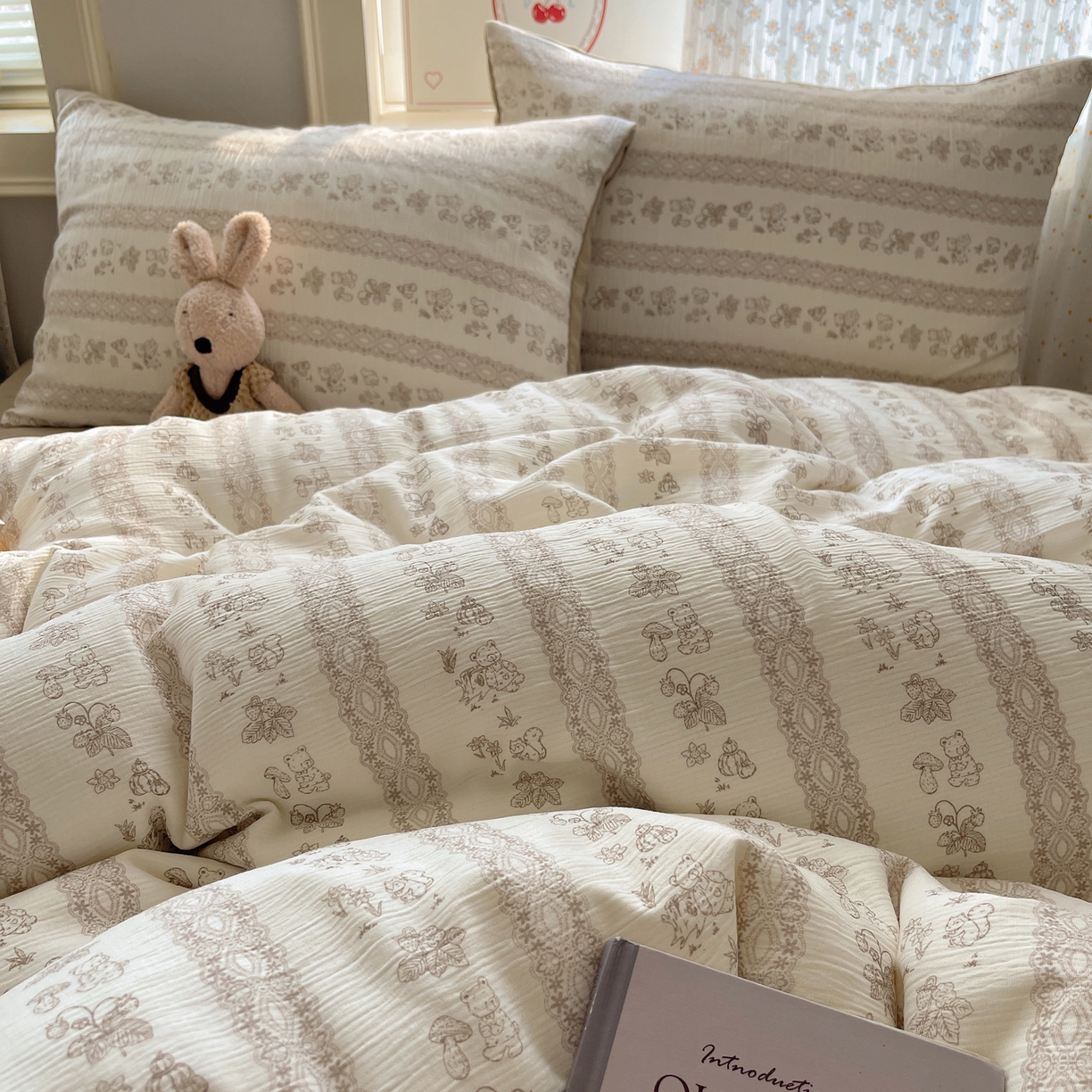 91家纺网 家纺一手货源 找家纺 星禾优选 2025新款甄选三层纱印花四件套 蕾丝熊