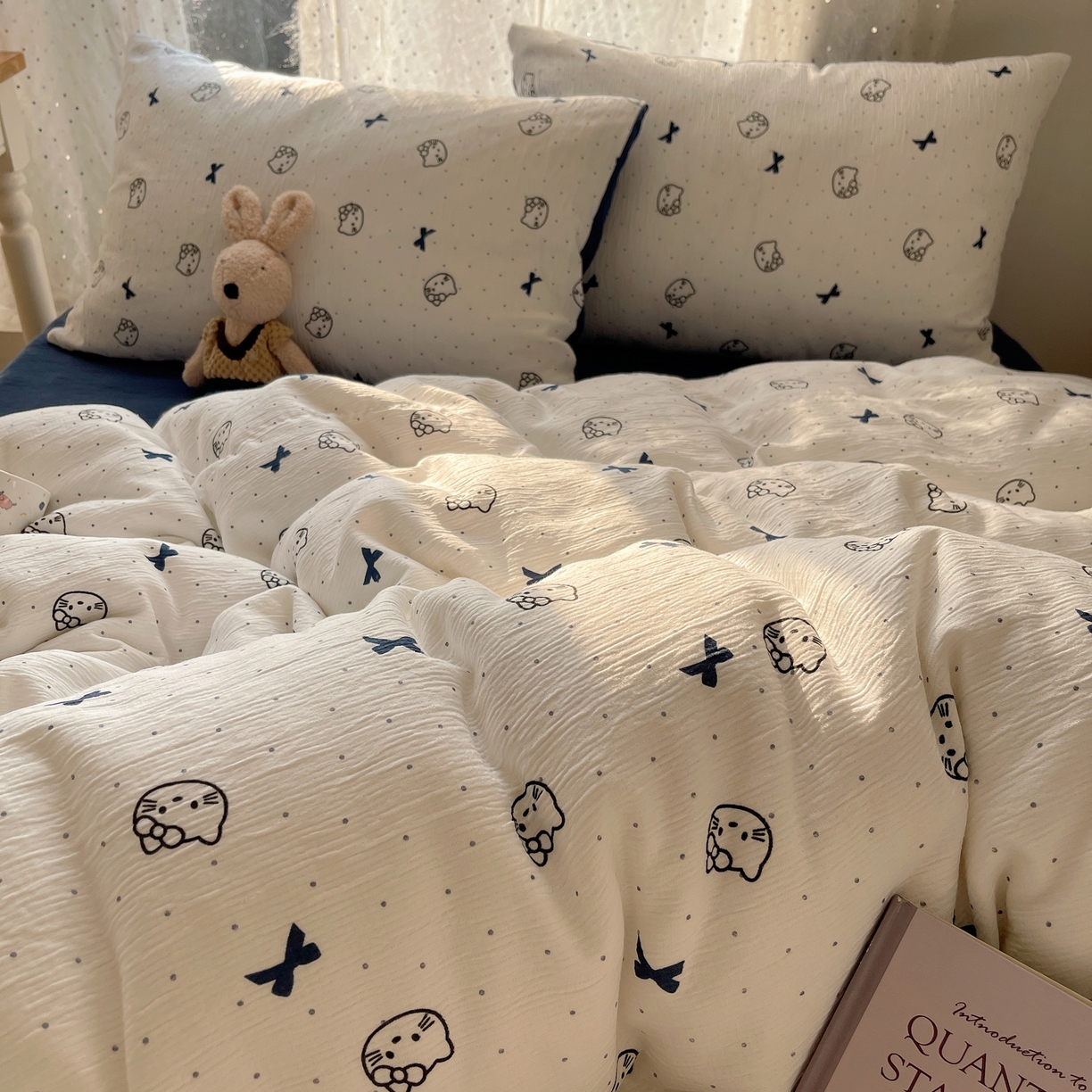 91家纺网 家纺一手货源 找家纺 星禾优选 2025新款甄选三层纱印花四件套 蓝莓小猫