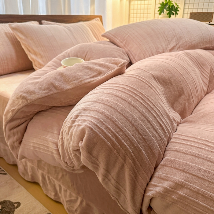 91家纺网 家纺一手货源 找家纺 沐晴家纺 2024秋冬新款雕花牛奶绒纯色简约轻奢四件套 简约条纹-豆沙