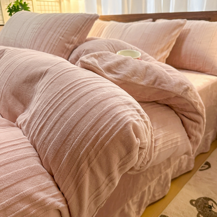 91家纺网 家纺一手货源 找家纺 沐晴家纺 2024秋冬新款雕花牛奶绒纯色简约轻奢四件套 简约条纹-豆沙