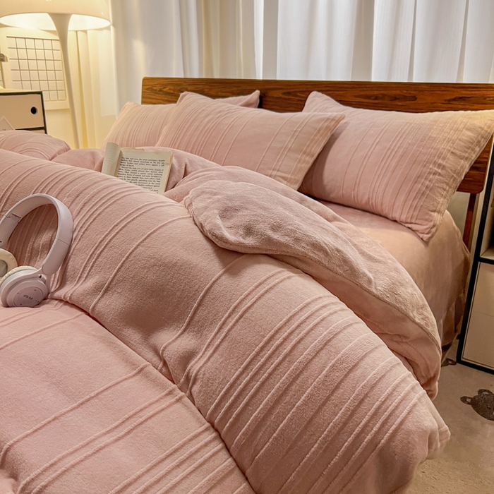 91家纺网 家纺一手货源 找家纺 沐晴家纺 2024秋冬新款雕花牛奶绒纯色简约轻奢四件套 简约条纹-豆沙