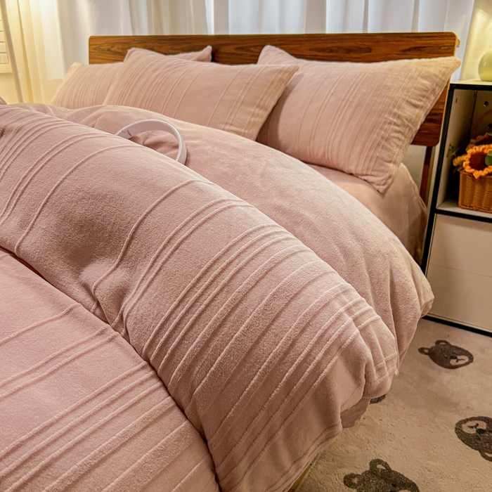 91家纺网 家纺一手货源 找家纺 沐晴家纺 2024秋冬新款雕花牛奶绒纯色简约轻奢四件套 简约条纹-豆沙