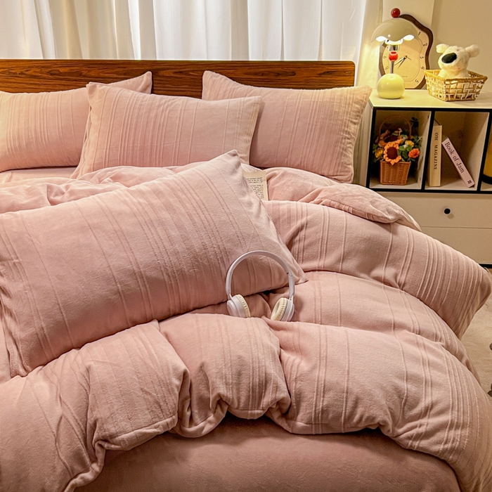 91家纺网 家纺一手货源 找家纺 沐晴家纺 2024秋冬新款雕花牛奶绒纯色简约轻奢四件套 简约条纹-豆沙