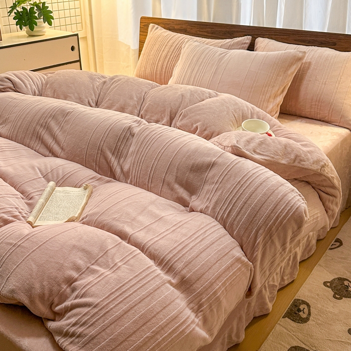 91家纺网 家纺一手货源 找家纺 沐晴家纺 2024秋冬新款雕花牛奶绒纯色简约轻奢四件套 简约条纹-豆沙